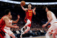 NBA常规赛比赛中球员突破上篮的精彩瞬间