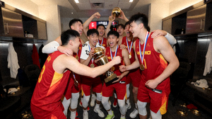 V体育篮球NBA季后赛球队更衣室庆祝胜利