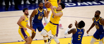 NBA季后赛湖人对阵勇士的激烈对抗画面，球员在篮下拼抢篮板球