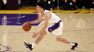 NBA比赛中洛杉矶湖人队球员在场上执行战术配合